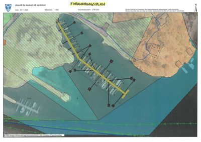 Situasjonsplan (forankringsplan) som viser plassering av en kai eller brygge i forhold til omgivende land, vann og andre infrastruktur.