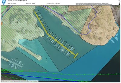 Kartutsnitt fra Norkart AS som viser en havneområde med kai, båtplasser og omgivende terreng.