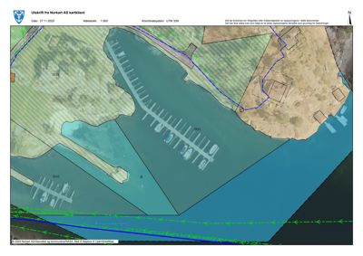 Kartutsnitt fra Norkart AS som viser et havneområde med kai, båtplasser (SH1, SH2) og landarealer med eiendomsnummer.