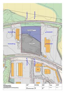 Situasjonsplan som viser tomtens form, omgivende infrastruktur (veier, jernbane), eksisterende bygninger og planlagte terrenginngrep.