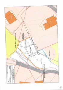 Situasjonsplan som viser tomtens form, grenser, naboeiendommer og bygningers plassering.