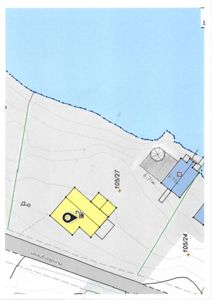 Situasjonsplan som viser tomtens form, beliggenhet ved vann og vei (Hundbergneset), samt plassering av eksisterende og planlagte bygninger med høydemål.