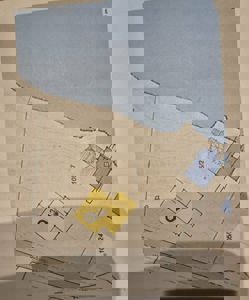 Situasjonsplan som viser tomtens beliggenhet ved kysten, nabobebyggelse, høydemål og vegnavn (Hundberget).