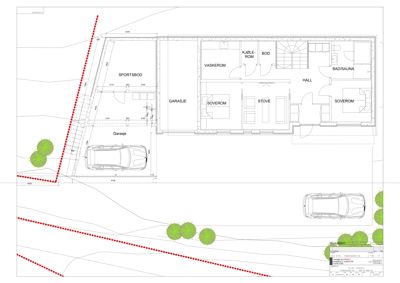 Etasjeplan (1. etasje) som viser romfordeling, garasje, sportsbod og situasjon i forhold til vei og nabotomter.