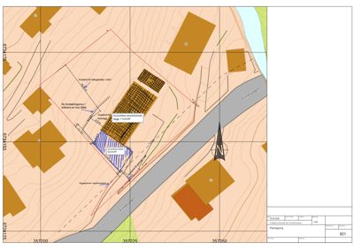Situasjonsplan som viser tomtens beliggenhet i forhold til nabolag, Finnerøysvegen, og eksisterende bebyggelse. Planen inkluderer også angivelser av avstander og areal.