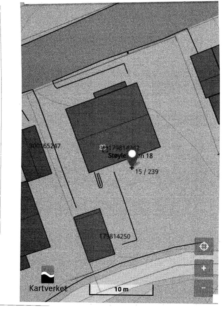 Kartutsnitt fra Kartverket som viser tomt med bygninger, veier og skala.