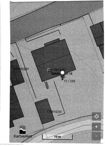 Kartutsnitt fra Kartverket som viser tomt med bygninger, veier og skala.