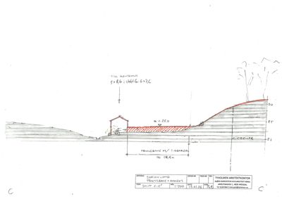 Snittegning som viser bygningens høyde i forhold til terrenget, med oppgitt mål og skravering for grunnflaten.