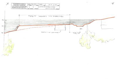 Snittegning (Snitt A-A') som viser terrengprofil, høyder og plassering av tennisbane i forhold til omgivelsene.
