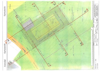 Kartutsnitt (kartutsnitt) som viser terrengform, høyder og bygningens plassering i forhold til terrenget.