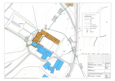 Situasjonsplan som viser tomtens grenser, eksisterende og planlagt infrastruktur (VA, el, fiber), samt bygningers plassering i forhold til veier og terrenget.