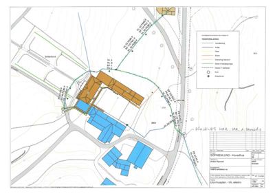 Situasjonsplan som viser tomtens grenser, eksisterende og planlagt infrastruktur (VA, el, fiber), samt bygningers plassering i forhold til veier og terrenget.