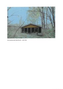 Fotografi av et eksisterende hønsehus med skog bak.