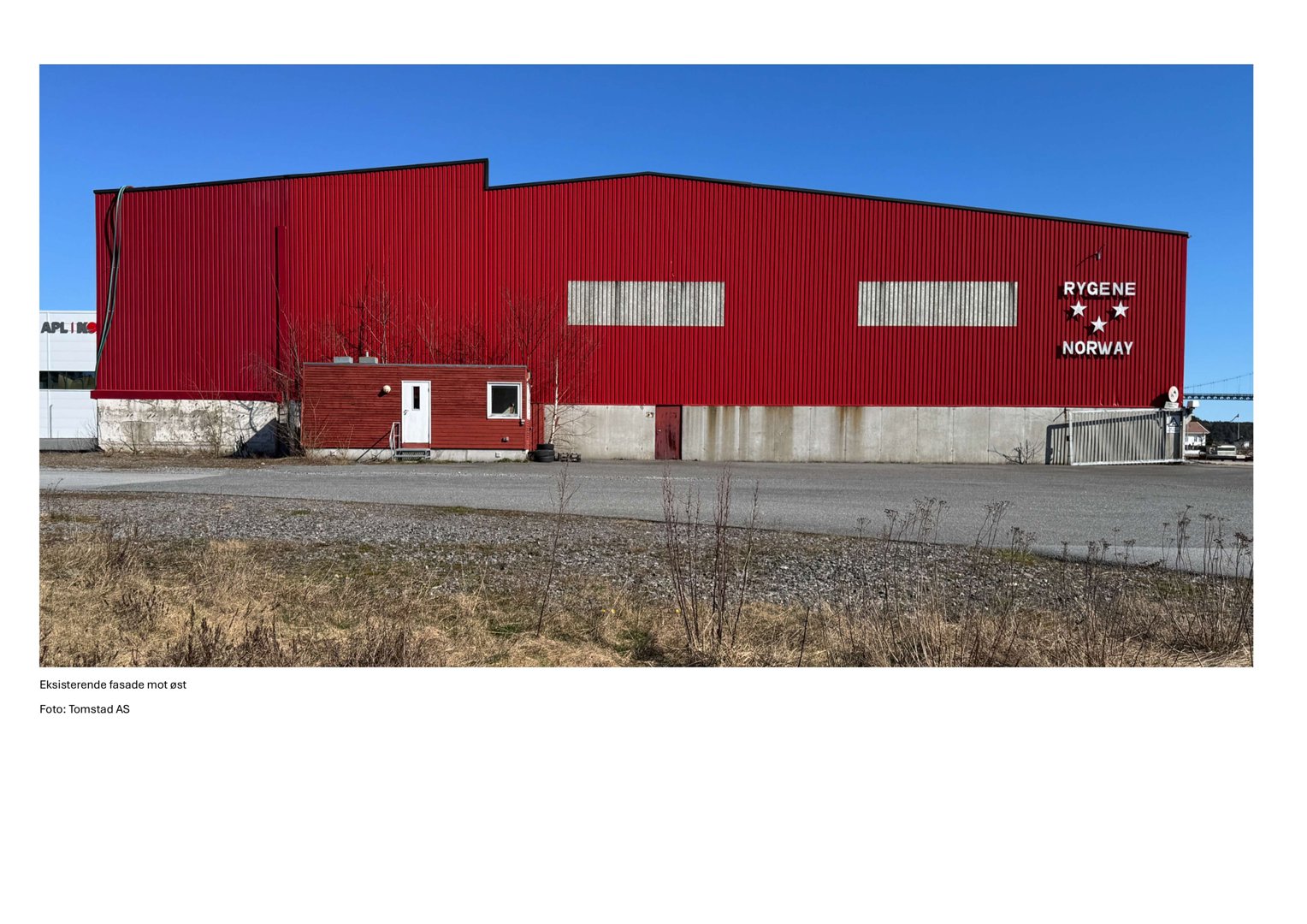 Fotografi av en eksisterende rød industribygning med logoen 'RYGENE NORWAY' på veggen.