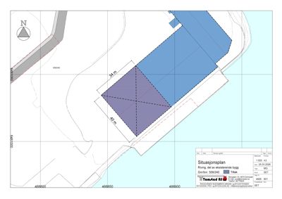 Situasjonsplan som viser en eksisterende bygning (blått) og et planlagt riveområde (lilla), med angitte mål og retning.