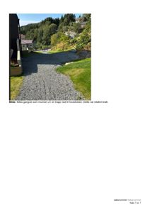 Fotografi av en grusgangvei som går nedover en bratt skråning mot hovedveien, med en felles gangvei som munner ut i trappen.