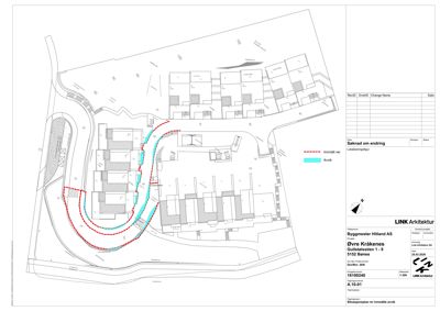 Situasjonsplan som viser bygningers plassering i forhold til vei og tomtegrenser, med markerte innmålte og avvikende deler.