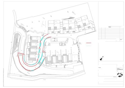 Situasjonsplan som viser bygningers plassering i forhold til vei og tomtegrenser, med markerte innmålte og avvikende deler.