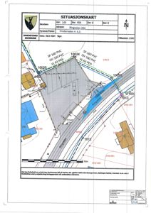 Situasjonskart som viser eiendomsnummer, adresse, naboeiendommer, veier og bygningers plassering i forhold til hverandre.