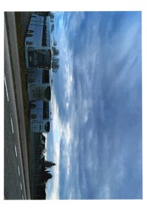 Fotografi av en bygning (eller container) sett fra siden, med vei og himmel i bakgrunnen.