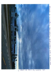 Et fotografi av en vei med flere busser parkert langs siden, sett fra bakkenivå.