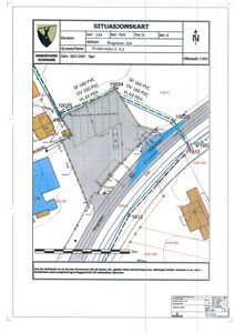 Situasjonskart som viser eiendomsnummer, adresse, naboeiendommer, veier og grenser for byggetomten.