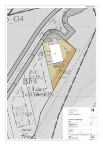 Situasjonsplan som viser bygningens plassering på tomten, naboeiendommer, veier og relevante høyder.