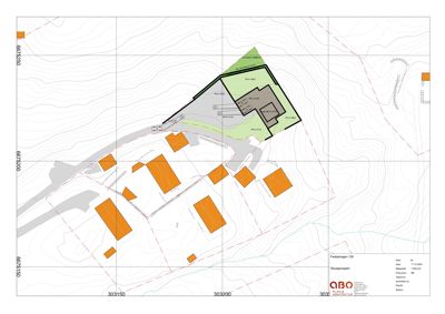 Situasjonsplan som viser tomtens beliggenhet i forhold til nabolag, topografi (høydekurver), og eiendomsgranser.