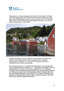 Fotografi av Sagaligg i Imslandsjøen med sagahus og sjøhus.