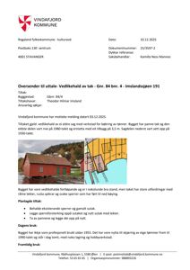 Fotografi av en rød, eldre bygning med takverk, sannsynligvis en del av en gård eller verksted, tatt i et naturlig lys.