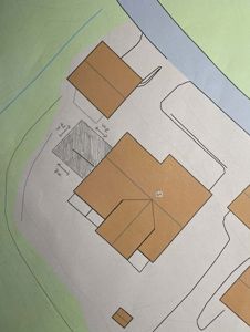 Situasjonsplan som viser tomtens form, bygningers plassering, veier og omgivende terreng.