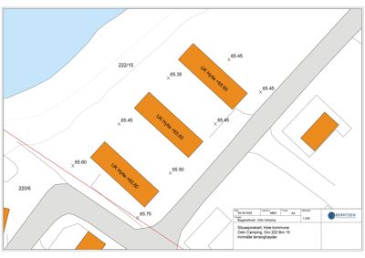 Situasjonskart som viser plassering av hytter (UK Hytte) og innmålte terreng høyder på et tomt.