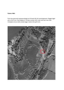 Et svart-hvitt flyfoto fra 1983 som viser et gammelt resepsjonsbygg på en campingplass, omgitt av skog og vann.