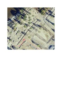 Situasjonsplan eller flyfoto med overlagte røde linjer som viser planlagt byggefelt, vei og eventuelt vannveier.