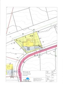 Situasjonsplan som viser tomtens grenser, bygningens plassering, veiforhold og høydemål.