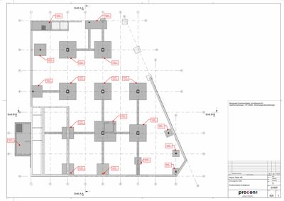 Etasjeplan (etasjeplan) som viser romfordeling, veggstruktur og plassering av tekniske installasjoner (HVAC) med snittreferanser.