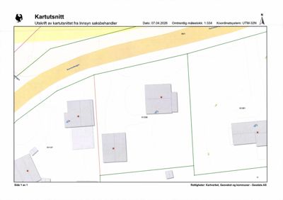 Kartutsnitt som viser tomtens grenser, plassering av bygninger og veier.