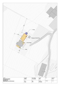 Situasjonsplan som viser bygningenes plassering på tomten, tilstøtende veier og terrengforhold.