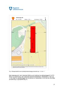 Situasjonskart som viser eiendomsnummer, planlagt landbruksbygg (rødt), og omgivelsene inkludert veg og terreng.