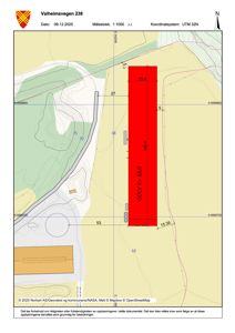 Situasjonsplan som viser tomtens form, grenser, høydemålerlinjer og plassering av bygning i forhold til terrenget.