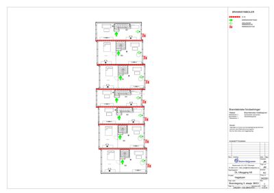 Plantegning som viser romfordeling og brannsymboler for flere etasjer av en bygning.