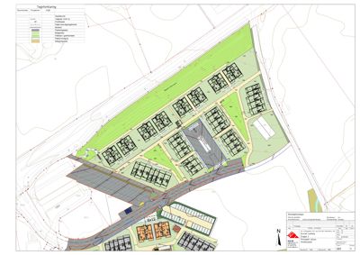 Situasjonsplan som viser plassering av bygninger, veier, grøntområder og topografi på en tomt.