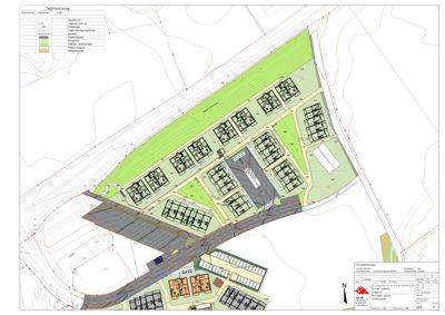 Situasjonsplan som viser plassering av flere bygninger, veier og arealer på en tomt.