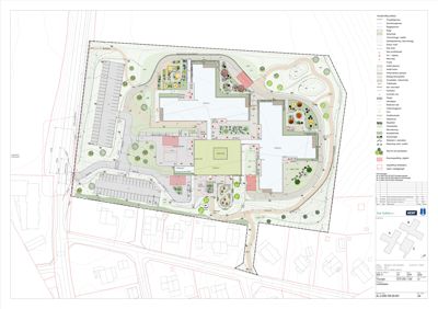 Situasjonsplan som viser bygningenes plassering, parkeringsplasser, veier og landskapselementer på tomten.