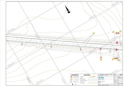 Situasjonsplan som viser terrengform (konturlinjer), en vei eller gangvei med dimensjoner, og plassering av vannverk/utstyr.