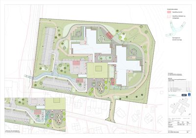 Situasjonsplan som viser bygningenes plassering, parkeringsplasser, veier, beplantning og springbrønnanlegg på tomten.