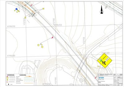 Situasjonsplan som viser topografi (konturlinjer), infrastruktur (veier/rail), og en planlagt bygning med tilhørende symboler for utstyr.