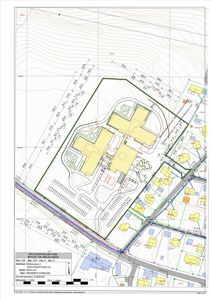 Situasjonsplan som viser tomtens form, bygningers plassering, parkeringsplasser, veier og høydemålinger.