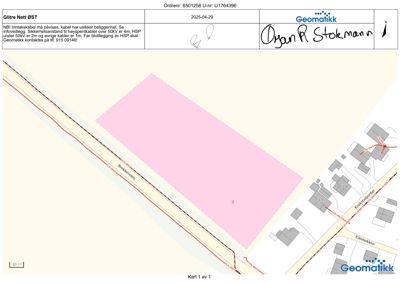 Situasjonsplan som viser eiendomsgrunnlinjer, nabobebyggelse og infrastruktur (høyspentledninger) med sikkerhetsavstander.