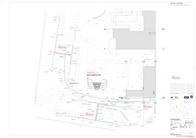 Situasjonsplan som viser tomt, bygningers plassering (BYG), parkeringsplasser og veier.